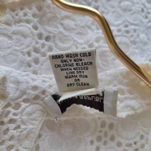 BANANA REPUBLIC White Floral Eyelet Lace Sleeveless Top Sz M Ruffle Button Back - Picture 10 of 10